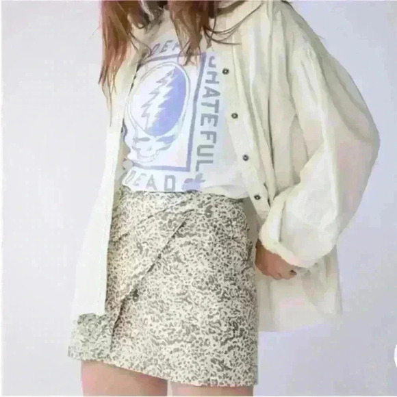 FREE PEOPLE- "Fake Out" Faux Leather Animal
Print Wrap Skirt Size 0 EUC! - Picture 2 of 10